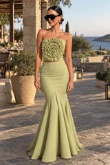 Top strapless verde claro con gran detalle de flor tridimensional en el centro confeccionada con volados fruncidos.