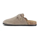 Zueco de gamuza color taupe con una tira ajustable mediante hebilla metálica. Presenta una plantilla con base de corcho y suela de goma negra.