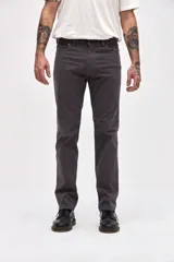 Pantalón de gabardina con diseño de cinco bolsillos y corte recto de silueta clásica.