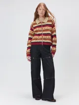 Campera de punto con cierre frontal, diseño de rayas horizontales multicolores y estampado geométrico. Presenta cuello de corderito y puños tejidos.