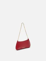 Cartera Le Petit Bisou Chaine de Jacquemus de cuero rojo, con silueta curva, correa de cadena dorada y logotipo metálico frontal.