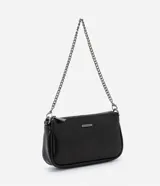 Bolso pequeño transversal negro, confeccionado en PU, con correa larga de cadena. Cierre por cremallera y placa metalizada con el logo de la marca.