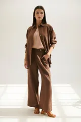 Sobrecamisa azul de lino con cuello camisero, manga larga y cierre frontal con botones.