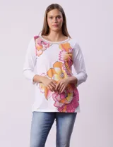 Blusa blanca de algodón con estampado de flores en tonos naranja y rosa, escote redondo con puntilla y mangas 3/4.