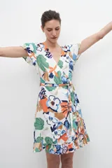 Vestido midi cruzado con estampa floral multicolor y cinturón.