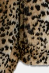 Chaqueta de Zara Woman Collection confeccionada en tejido efecto pelo con estampado animal print. Presenta cuello redondo, manga larga, bolsillos delanteros y cierre frontal con botones metálicos en relieve.
