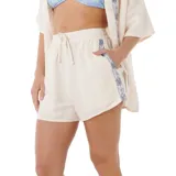 Short de dama color crudo, con cintura elastizada y cordón ajustable. Presenta un bordado con motivos florales en los laterales.