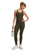 Calza deportiva de tiro alto con diseño sin costuras, confeccionada en tejido elástico con texturas estratégicas que se adaptan al cuerpo. Presenta un diseño bicolor en tono verde oliva con detalles en contraste, ofreciendo alta transpirabilidad y secado rápido.