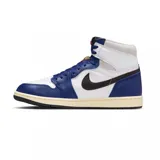 Zapatillas Nike Air Jordan 1 Retro High de caña alta, confeccionadas en cuero de color blanco, azul y detalles en negro. Cuentan con el logotipo de las alas en el lateral del tobillo, el swoosh de Nike en color negro y suela de tono envejecido.