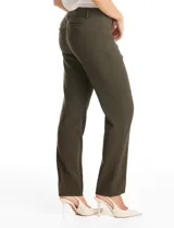 Pantalon de vestir de corte recto, con tiro medio-alto, bolsillos laterales integrados y bolsillos traseros de ojal con botón. Cuenta con cintura con presillas para cinturón y cierre frontal.