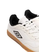 Championes Umbro modelo Track, color negro, con suela de goma color caramelo. Presenta el logo Umbro en el lateral en color blanco.