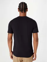 Camiseta de hombre negra, de corte slim fit, con cuello en V y mangas cortas.