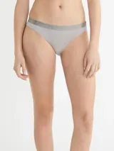 Bombacha de corte bikini de algodón elástico, color gris claro, con cintura elástica ancha de color gris metálico que lleva el logo de Calvin Klein repetido.