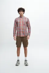 Camisa a cuadros beige y blanco, de manga larga y corte clásico.