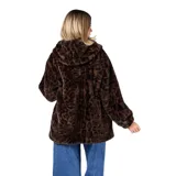 Campera de piel sintética con estampado animal print de leopardo en tonos marrones, con capucha y cierre frontal.