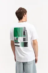 Remera blanca de manga corta, confeccionada en mezcla de algodón y poliéster, con diseño liso al frente y estampa en la espalda.