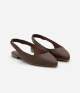 Bailarina de diseño minimalista en color marrón, confeccionada en material sintético con acabado liso. Presenta punta redondeada, suela plana con taco bajo y una tira elástica en el talón para un ajuste cómodo y seguro.