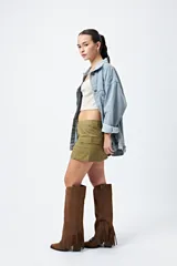 Minifalda color beige estilo cargo, de tiro bajo y corte recto, con bolsillos laterales.