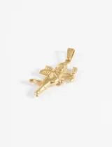 Dije dorado con forma de ángel con alas y flecha.