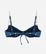 Top de bikini media taza con estampa acuarelada, breteles elásticos ajustables con detalle de cuerda y lazo en la espalda.