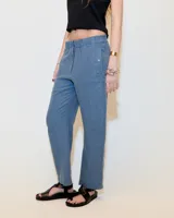 Pantalón crop de gabardina color celeste, con pierna recta, cintura elastizada, cierre metálico y broche niquel en la cartera. Tiene bolsillos a los costados y un bolsillo plaqué en la espalda. Largo hasta los tobillos y tiro medio.