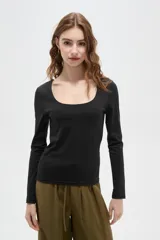 Top de manga larga con cuello redondo, confeccionado en tejido de poliéster, con un ajuste entallado al cuerpo.