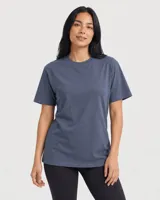 Remera básica de manga corta y cuello redondo, color azul grisáceo, de corte recto y holgado.