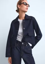 Jeans de corte recto y tiro medio, confeccionados en tejido de algodón estilo vaquero en tono azul oscuro. Presentan diseño de cinco bolsillos, cierre de botón con cremallera, trabillas para cinturón y aberturas laterales en el bajo.