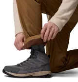 Pantalón de corte recto y estilo casual, confeccionado en tela resistente de color marrón, con cierre frontal y bolsillos laterales.