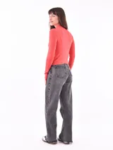 Polera de punto acanalado color rojo, con cuello alto y mangas largas.