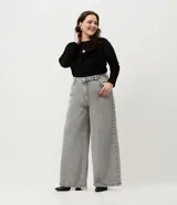 Blusa de manga larga confeccionada en tule con textura aterciopelada, de corte ajustado y escote canoa. Incluye forro interno para mayor cobertura.