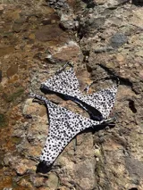 Conjunto de bikini con corpiño fijo con estampado de leopardo y flores, y bombacha less regulable.