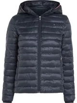 Campera acolchada azul marino de poliéster reciclado, con capucha y cierre de cremallera. Tiene dos bolsillos laterales con cremallera, es repelente al agua y presenta el logo de Tommy Hilfiger bordado en el pecho.