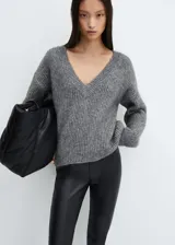 Leggings de tiro alto con efecto piel, confeccionados en tejido con recubrimiento de poliuretano. Presentan un diseño ajustado y elástico en la cintura, sin cierre.