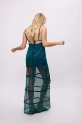 Vestido midi de tela semitransparente con acabado brillante en color verde esmeralda. Presenta un diseño con volados en los recortes, escote con cordón ajustable y breteles finos.