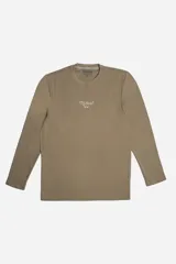 Remera de manga larga marca Mistral, color marrón con textura acanalada. Presenta cuello redondo y un pequeño logo bordado en el centro del pecho.