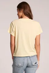 Remera amarilla de manga corta con cuello redondo y diseño gráfico estampado de The Rolling Stones al frente.
