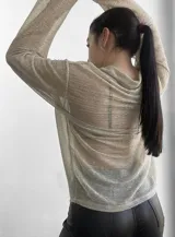 Blusa plateada traslúcida con cuello camisero y mangas largas.