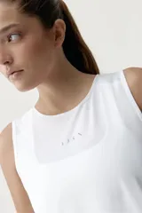 Musculosa deportiva blanca de diseño holgado con dobladillo curvo y cuello redondo.
