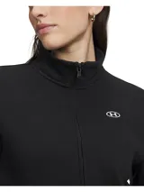 Buzo deportivo Under Armour modelo Rival Fleece Half Zip, color negro, con media cremallera frontal, cuello alto, bolsillo tipo canguro delantero y puños y bajo acanalados. Incorpora el logo de la marca bordado en el pecho.