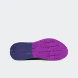 Championes Reebok Nanoflex TR 2, color negro con detalles en morado y suela degradada de azul oscuro a morado vibrante. Presentan un diseño de entrenamiento con malla transpirable y refuerzos laterales y en el talón.