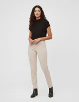 Pantalón largo color beige, de gabardina elastizada, marca Ruby Rd. Delantera con bolsillos simulados y trasera con bolsillos aplicados.