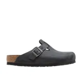 Zuecos Birkenstock modelo Boston, de cuero negro con tira ajustable y hebilla metálica, plantilla de corcho y suela de goma.