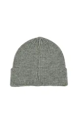Gorro de invierno tejido en punto acanalado con vuelta en el borde.