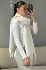 Bufanda de tejido grueso y suave, color blanco, con diseño de flecos en los extremos.