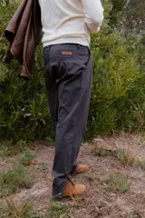 Bombacha de campo de corte sastrero con pinzas delanteras, color gris oscuro. Presenta una silueta moderna con botamangas con abertura y ajuste, y detalles en cuero.