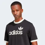Camiseta negra de algodón con cuello redondo y ribetes blancos en cuello y mangas. Logotipo de adidas Originals estampado en blanco en el pecho.