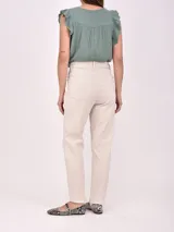 Pantalón jean color crema, de corte recto y tiro alto.