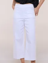 Pantalón capri blanco de corte recto y largo crop, con cintura alta y bolsillos delanteros aplicados estilo parche con detalle festoneado.