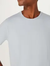 Camiseta de manga corta con cuello redondo, corte ajustado y diseño básico.